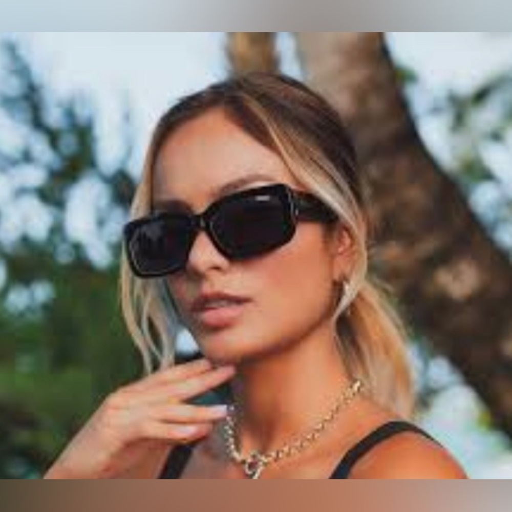 Quay Sunnies! Black yada yada's in great condition! Perfect for any occasion